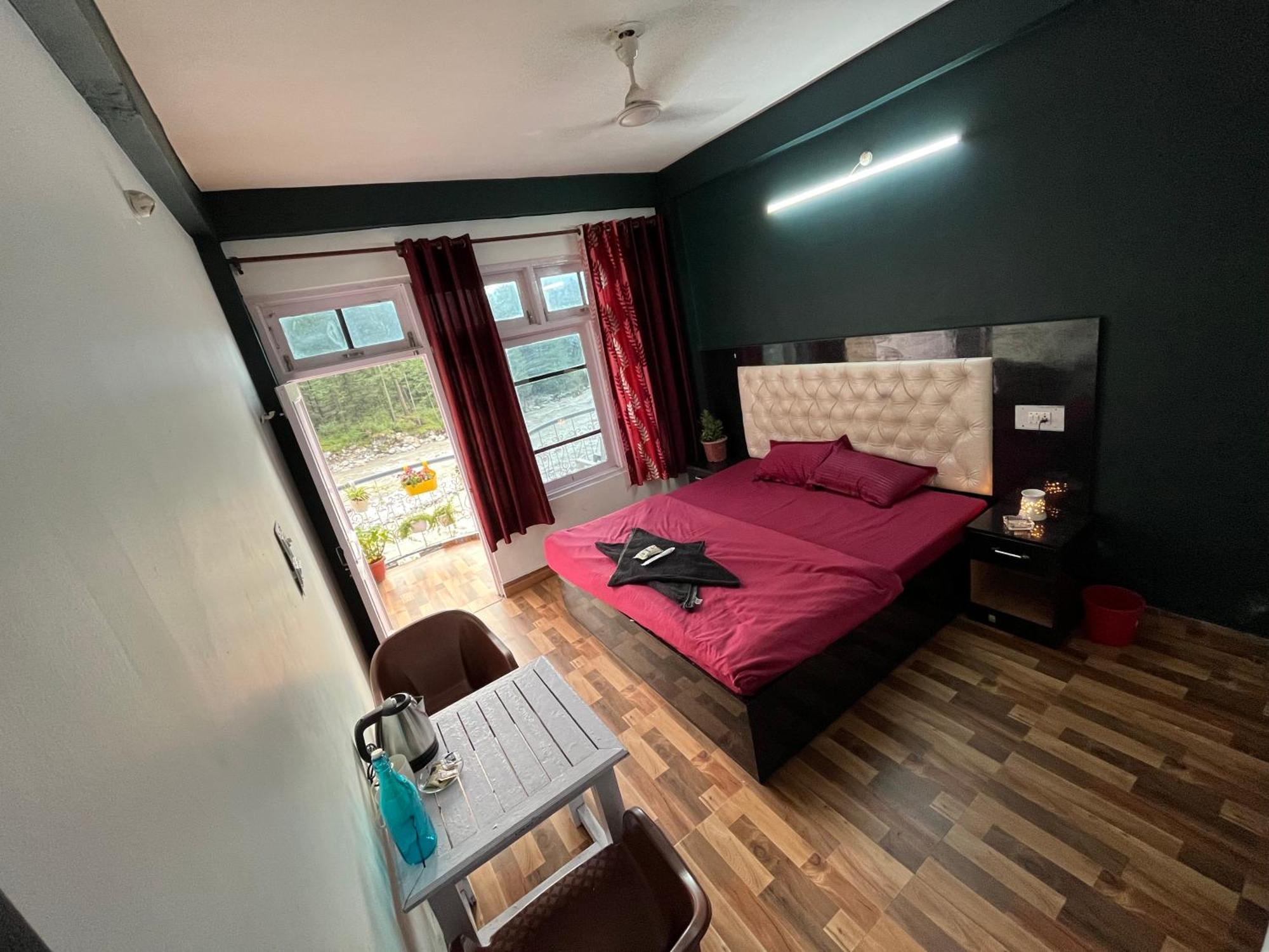 Shanti Cafe & Hostels Kasol Exterior photo